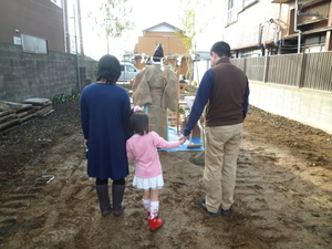 春の陽気のなかの地鎮祭。茨城県水戸市で自然素材にこだわった平屋の家なら鈴木建