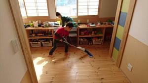 無垢の床板の掃除。茨城県水戸市で自然素材にこだわった注文住宅なら鈴木建装