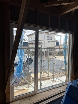 高性能なトリプルガラス樹脂窓取付しました。水戸市の高性能な新築住宅なら鈴木建装