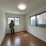 6帖の寝室も窓やシャッターで安心