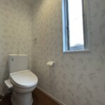 トイレも広々と清潔感ある空間