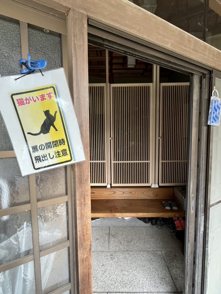 猫脱走防止扉「にゃんがーど」施工例│愛猫の脱走を防ぐ安心リフォーム