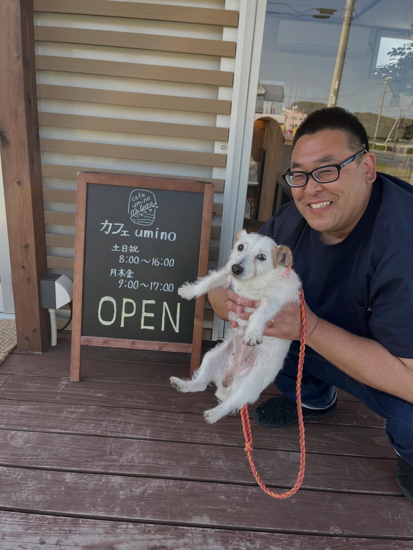 代表取締役 鈴木達也と愛犬ハッピー店長