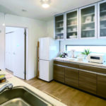 家族が並んでゆったり料理できるキッチン