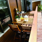 ウッドデッキで家族バーベキュー