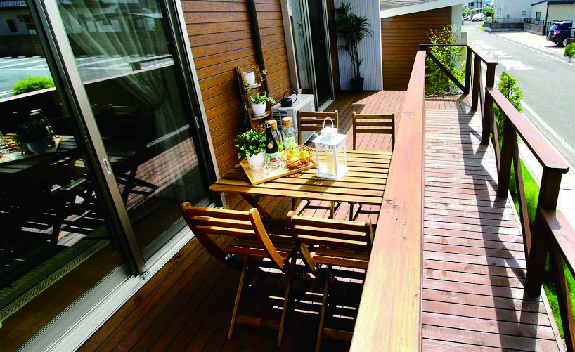 ウッドデッキで家族バーベキュー